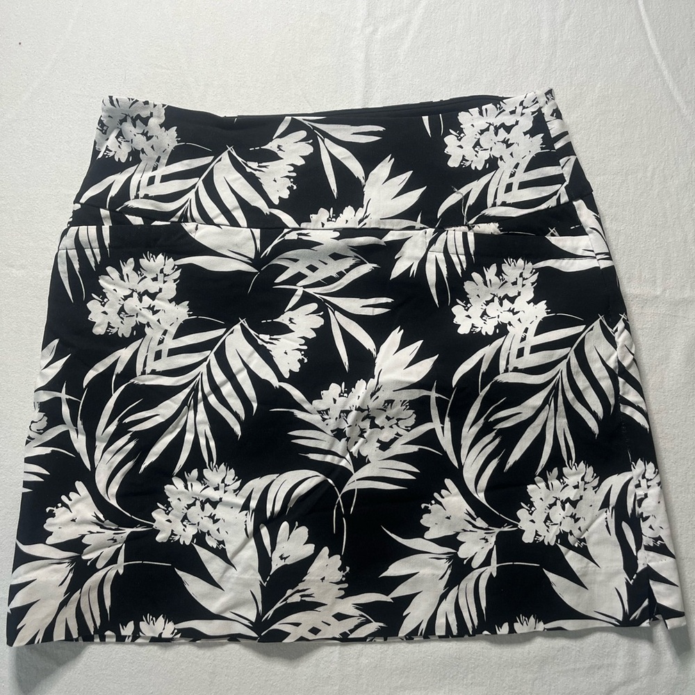 S.C. & Co. Chic Black and White Floral Skirt Athletic Women’s Medium‎